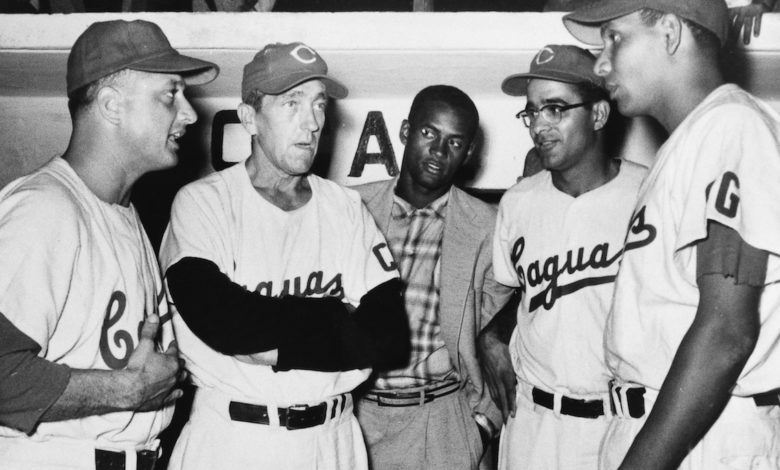 Roberto Clemente (c.) listens as Caguas manager Ben Geraghty (2nd from l.) strategizes with his pitching staff (l. to r.): Tommy Lasorda, Roberto Vargas and Chi Chi Olivo.
